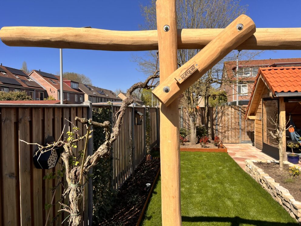 Robinia paal 400 cm lang, diameter 10-12 cm, geschuurd en robinia paal 500 cm lang, diameter 10-12 cm, geschuurd