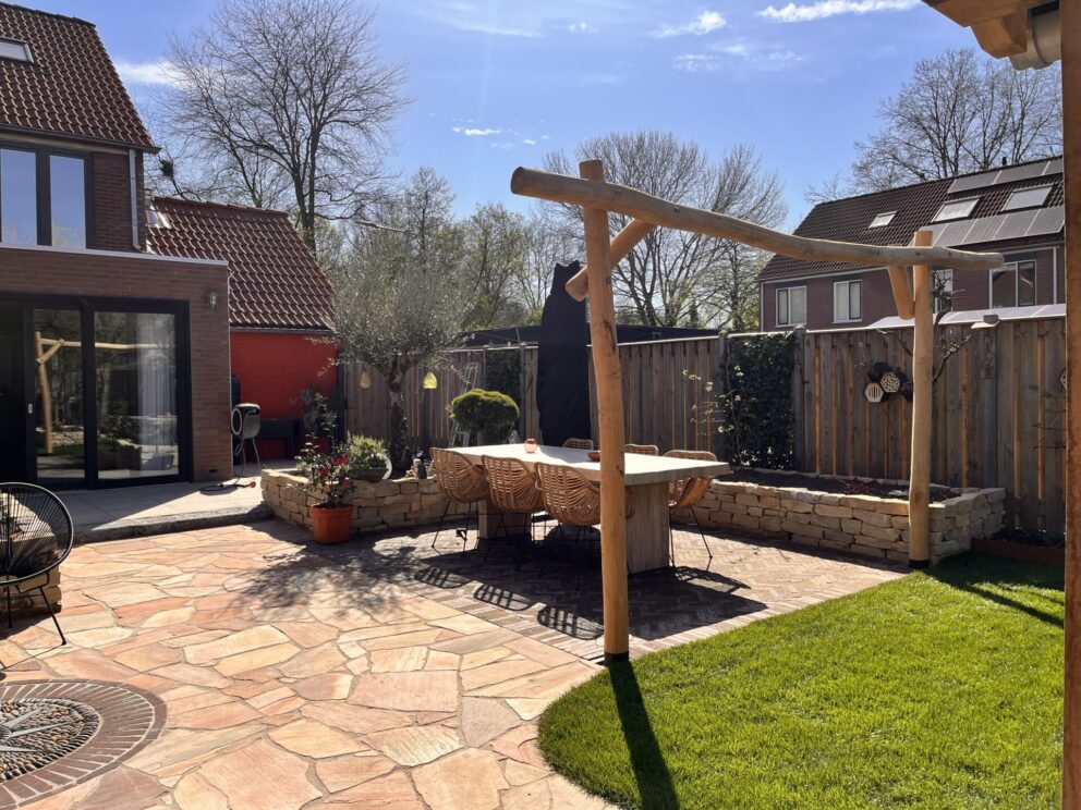 Robinia paal 400 cm lang, diameter 10-12 cm, geschuurd en robinia paal 500 cm lang, diameter 10-12 cm, geschuurd