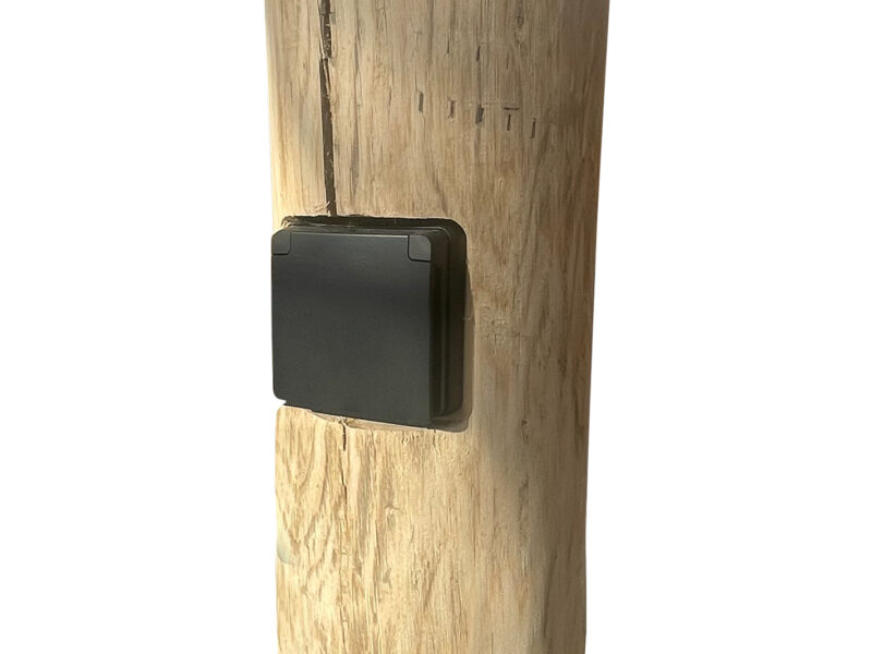 Buitenstopcontact op houten paal