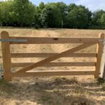 Nederlandse poort eik (op maat gemaakt) 120 cm hoog x 239 cm breed rechtsdraaiend, verstelbare duim voor Engelse en Nederlandse poort, verstevigde onderbalk aandrijving Nl & EN poort, scharnierset 60 cm (compleet) voor EN- en een Nl poort