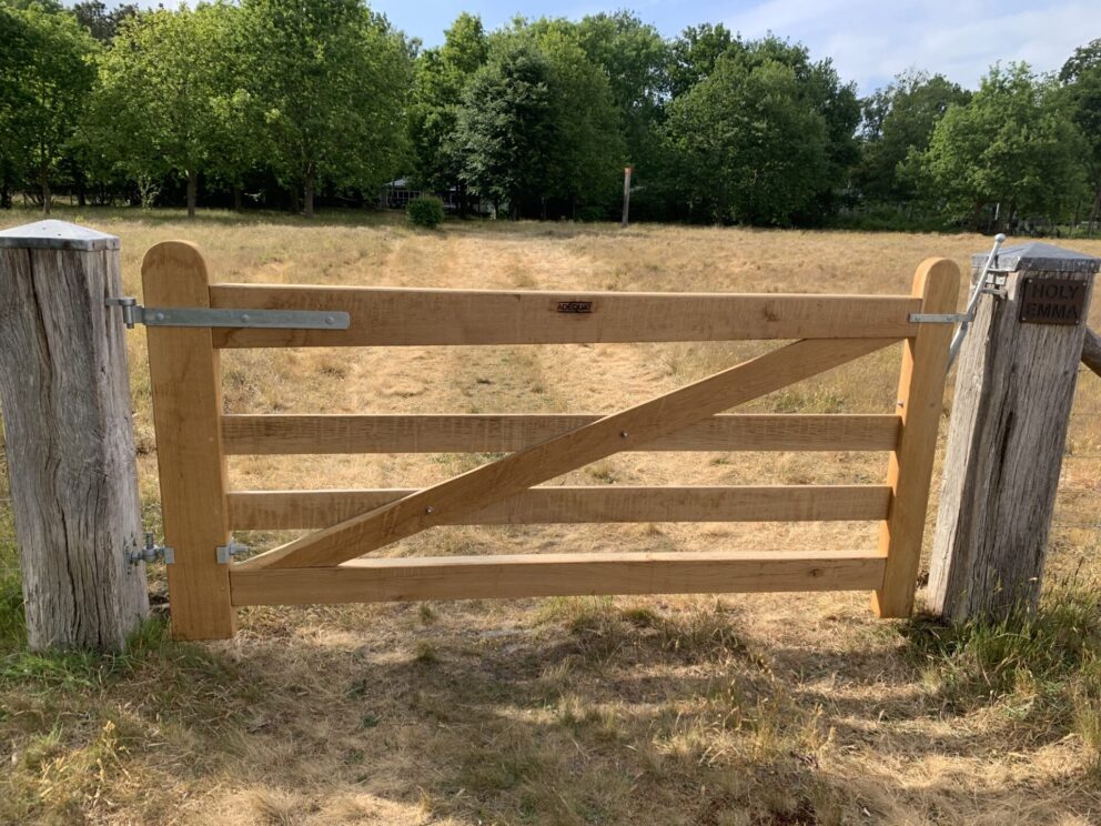 Weiland met Nederlandse poort eik (op maat gemaakt) 120 cm hoog x 239 cm breed rechtsdraaiend, verstelbare duim voor Engelse en Nederlandse poort, verstevigde onderbalk aandrijving Nl & EN poort, scharnierset 60 cm (compleet) voor EN- en een Nl poort