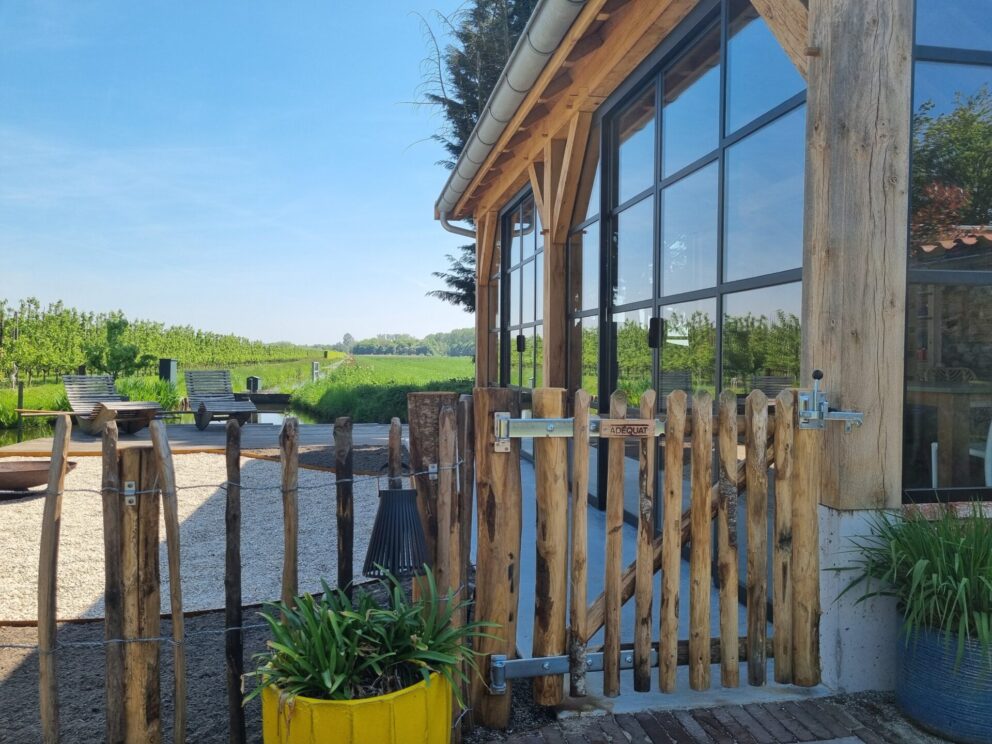 Schapenhek poort kastanje enkel 80 cm breed bij 80 cm hoog.