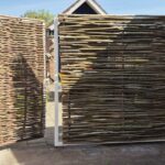 Hazelaarscherm Somme 180 en Loire 3 gebruikt om een poort mee te maken aan een stalen constructie