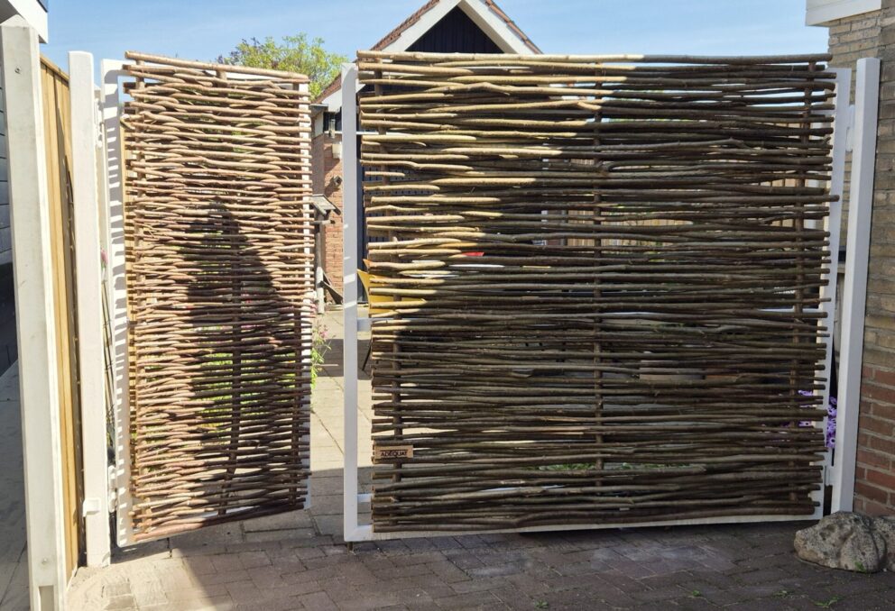 Hazelaarscherm Somme 180 en Loire 3 gebruikt om een poort mee te maken aan een stalen constructie