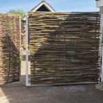 Hazelaarscherm Somme 180 en Loire 3 gebruikt om een poort mee te maken aan een stalen constructie