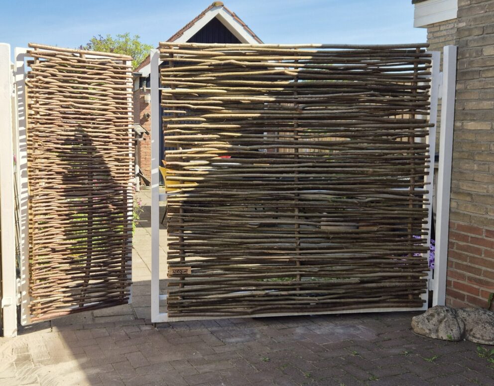 Hazelaarscherm Somme 180 en Loire 3 gebruikt om een poort mee te maken aan een stalen constructie