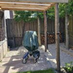 Kastanje paal 400 cm lang, diam. 7/9 cm met kastanje balk gezaagd 6x6x250 cm en robinia schaaldeel geschuurd 2,5x15/22x250 cm