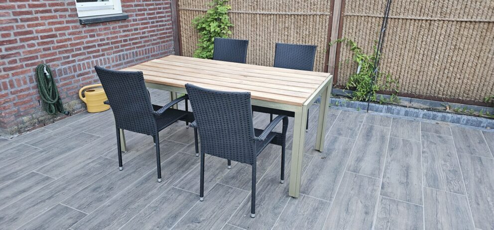 Tafelblad gemaakt van robinia plank 4 zijdig gezaagd, geschuurd 2,5x12,250 cm