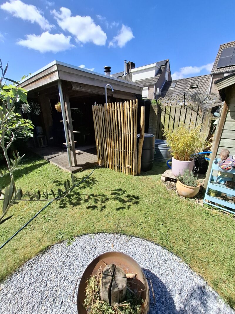 Buitendouche gemaakt van schapenhek 175 cm hoog, latafstand 2 cm met kastanje paal 250 cm lang, diameter 7/9 cm