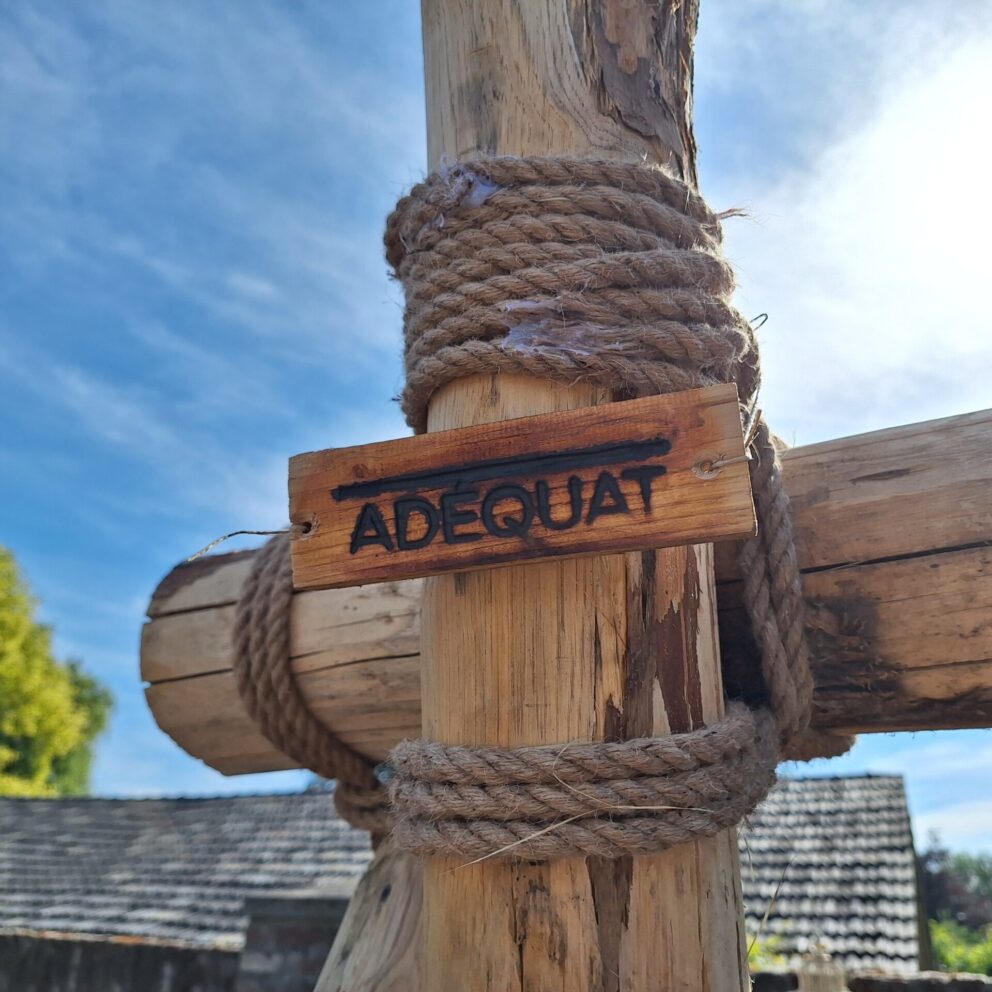 Kastanje paal diameter 13/16 cm, lengte 250 en 300 cm. Close up Adéquat bordje