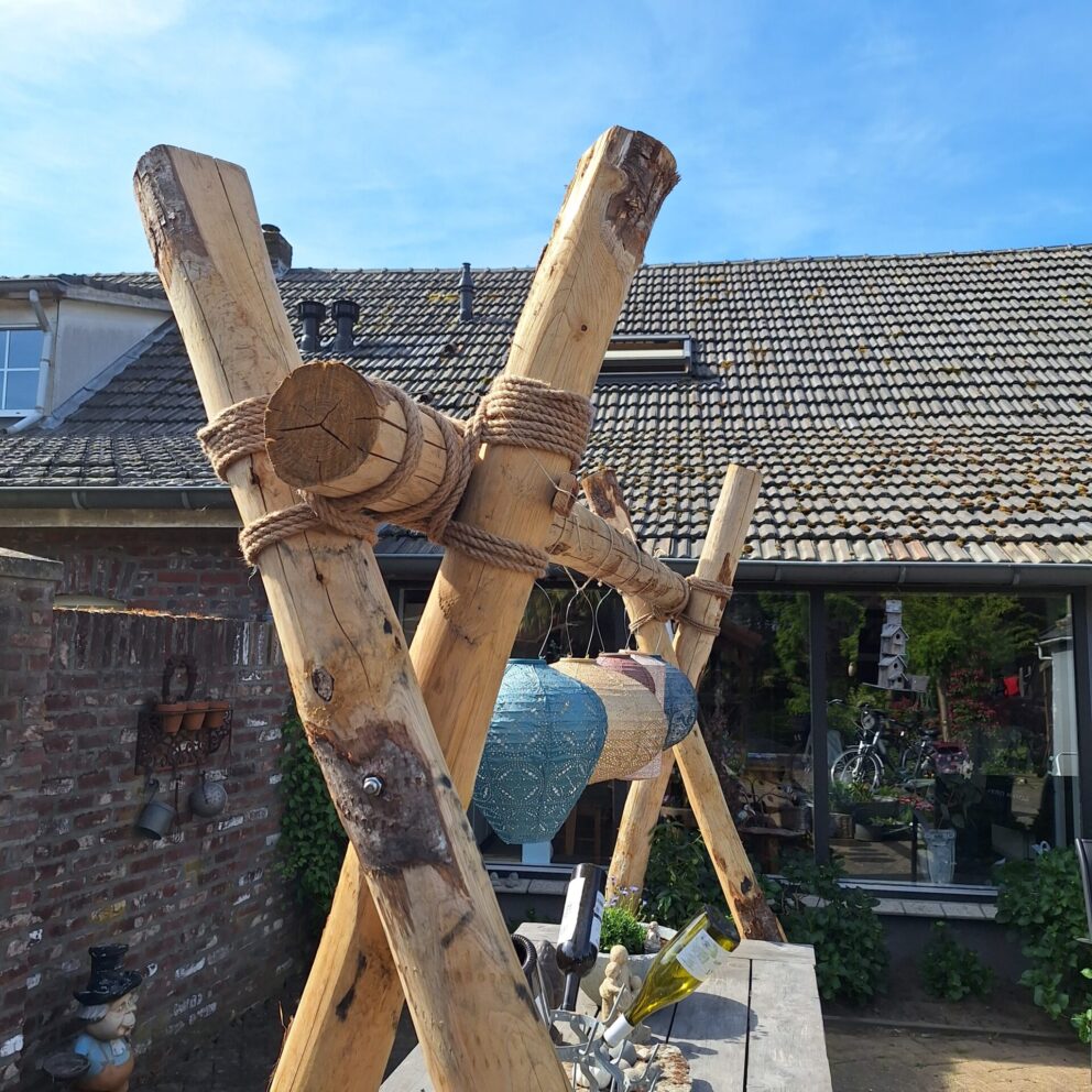Tafel decoratie in de vorm van aankleding van kastanje paal diameter 13/16 cm, lengte 250 en 300 cm bij een tafel