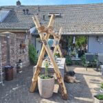 Aankleding van kastanje paal diameter 13/16 cm, lengte 250 en 300 cm bij een tafel