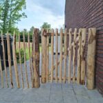 Frans schapenhek kastanje 100 cm hoog, latafstand 4 cm, 2 x 5 meter, kastanje paal 175 cm lang, diameter 7-9 cm, gepunt en schapenhek poort kastanje enkel 80 cm breed x 100 cm hoog