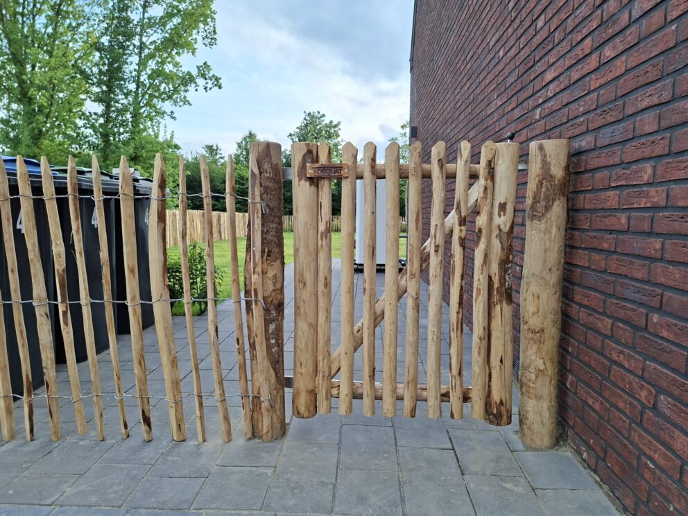 Frans schapenhek kastanje 100 cm hoog, latafstand 4 cm, 2 x 5 meter, kastanje paal 175 cm lang, diameter 7-9 cm, gepunt en schapenhek poort kastanje enkel 80 cm breed x 100 cm hoog