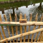 zelfgemaakte poort van kastanje paal diameter 7/9 cm en schapenhek 100 cm hoog, latafstand 6 cm