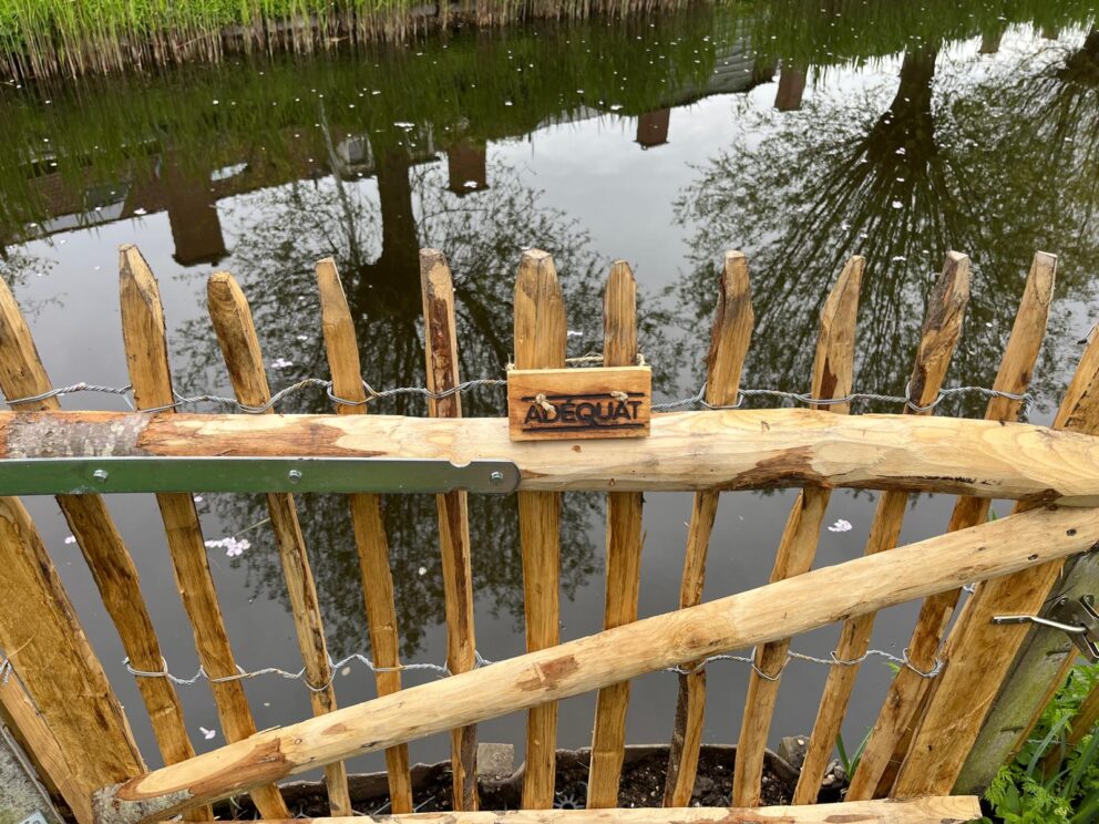 zelfgemaakte poort van kastanje paal diameter 7/9 cm en schapenhek 100 cm hoog, latafstand 6 cm