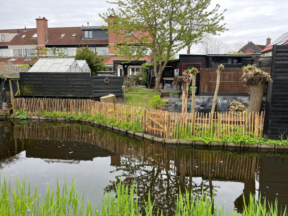 Frans schapenhek kastanje 100 cm hoog, latafstand 6 cm met kastanje paal 120, 150/160 cm lang, diameter 7/9 cm met zelfgemaakte poort
