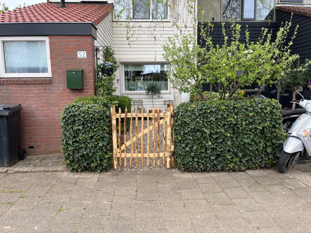 zelfgemaakte poort van kastanje paal diameter 7/9 cm en schapenhek 100 cm hoog, latafstand 6 cm