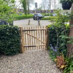 zelfgemaakte poort van kastanje paal diameter 7/9 cm en schapenhek 100 cm hoog, latafstand 6 cm