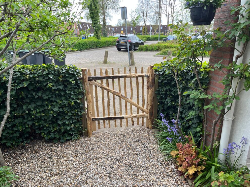 zelfgemaakte poort van kastanje paal diameter 7/9 cm en schapenhek 100 cm hoog, latafstand 6 cm