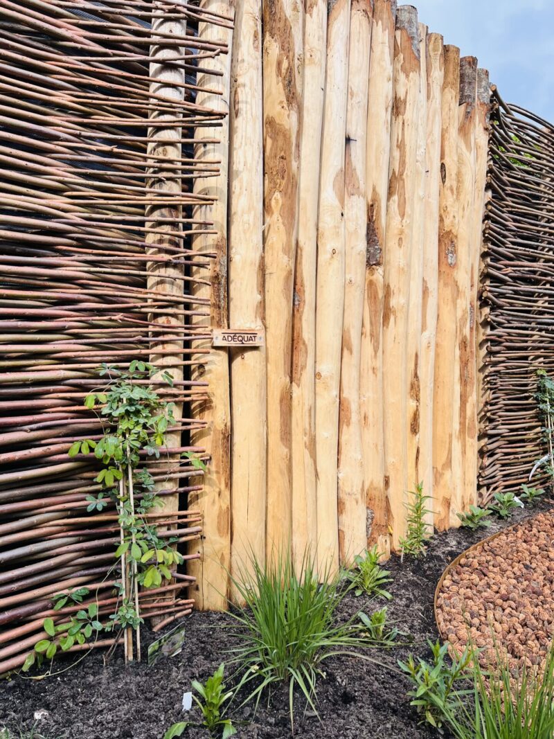 Kastanje paal 250 cm lang, diameter 10-12 cm, gepunt afrastering met wilgentenen