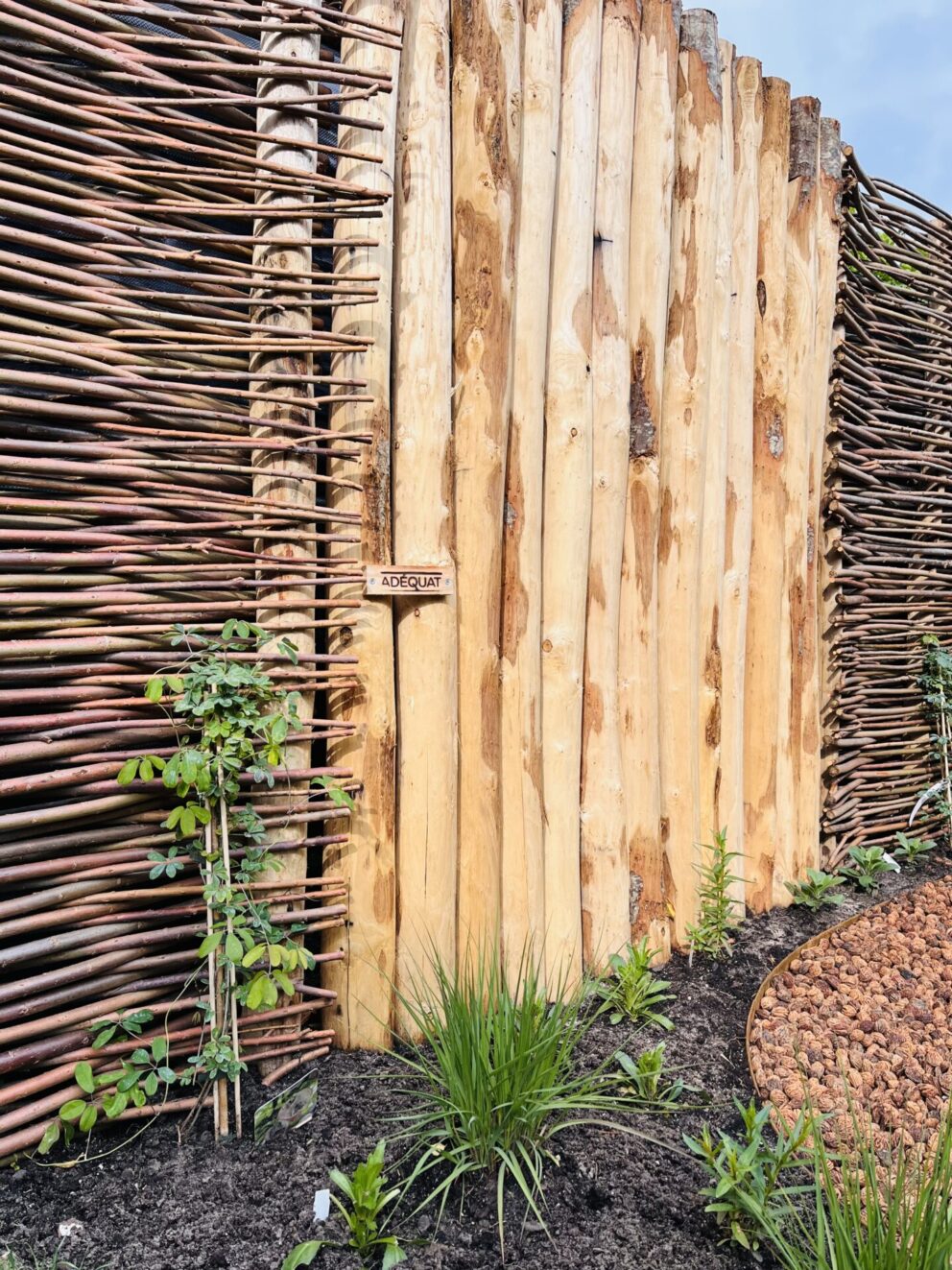 Kastanje paal 250 cm lang, diameter 10-12 cm, gepunt afrastering met wilgentenen