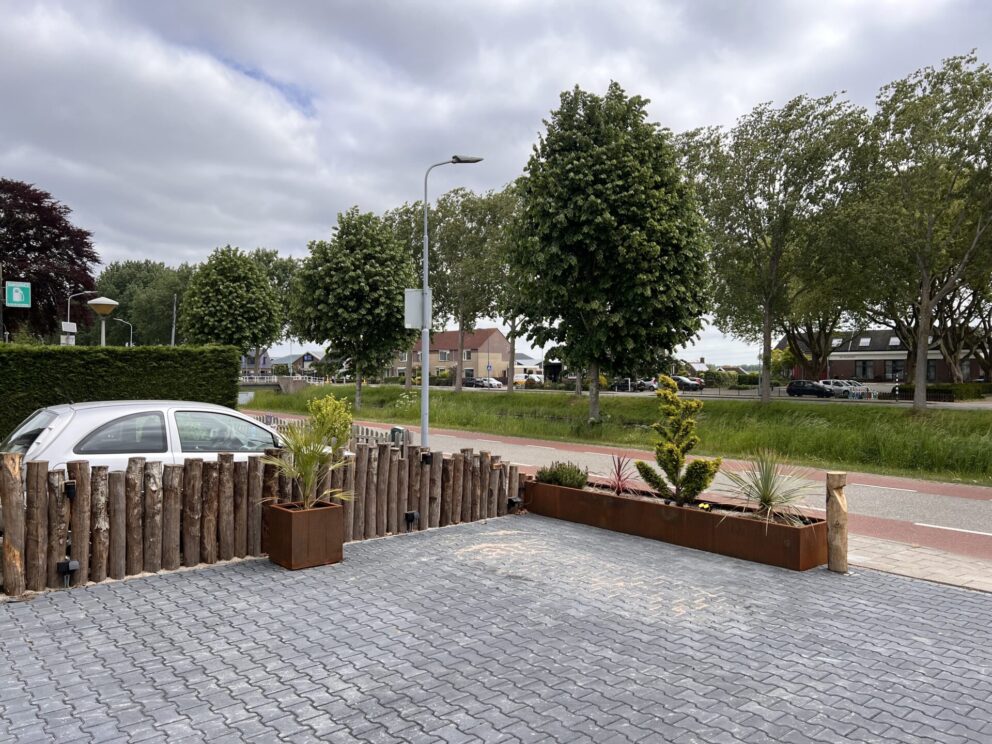 Voortuin en oprit met kastanje paal 250 cm lang, diameter 13-16 cm - ongepunt en Kastanje paal 300 cm lang, diameter 13-16 cm, ongepunt