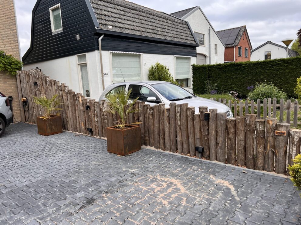 Voortuin en oprit met kastanje paal 250 cm lang, diameter 13-16 cm - ongepunt en Kastanje paal 300 cm lang, diameter 13-16 cm, ongepunt