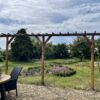 Pergola, gemaakt van kastanje paal 400 cm lang, diameter 4-6 cm, ongepunt, kastanje paal 600 cm lang, diameter 7-9 cm, ongepunt en kastanje paal 400 cm lang, diameter 13-16 cm, ongepunt