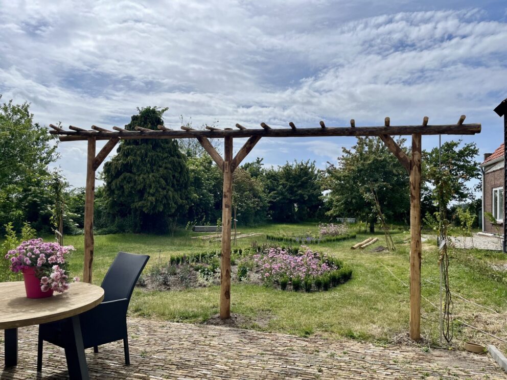 Pergola, gemaakt van kastanje paal 400 cm lang, diameter 4-6 cm, ongepunt, kastanje paal 600 cm lang, diameter 7-9 cm, ongepunt en kastanje paal 400 cm lang, diameter 13-16 cm, ongepunt