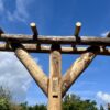 Pergola, gemaakt van kastanje paal 400 cm lang, diameter 4-6 cm, ongepunt, kastanje paal 600 cm lang, diameter 7-9 cm, ongepunt en kastanje paal 400 cm lang, diameter 13-16 cm, ongepunt
