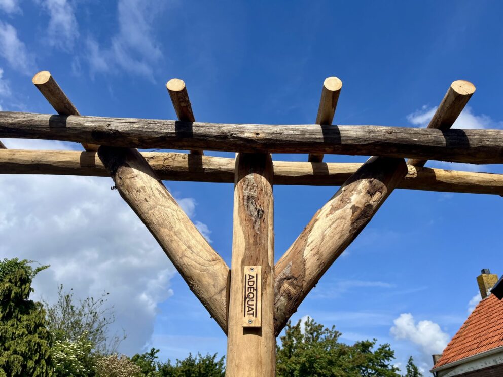 Pergola, gemaakt van kastanje paal 400 cm lang, diameter 4-6 cm, ongepunt, kastanje paal 600 cm lang, diameter 7-9 cm, ongepunt en kastanje paal 400 cm lang, diameter 13-16 cm, ongepunt