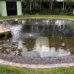 Steiger naar vijver gemaakt van kastanje paal 400 cm lang, diam. 10/12 cm en kastanje plank gezaagd 3x20x250 cm en kastanje balk rustiek bezaagd van 10x10x300 en 10x10x400 cm