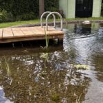 Steiger naar vijver gemaakt van kastanje paal 400 cm lang, diam. 10/12 cm en kastanje plank gezaagd 3x20x250 cm en kastanje balk rustiek bezaagd van 10x10x300 en 10x10x400 cm
