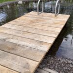 Steiger naar vijver gemaakt van kastanje paal 400 cm lang, diam. 10/12 cm en kastanje plank gezaagd 3x20x250 cm en kastanje balk rustiek bezaagd van 10x10x300 en 10x10x400 cm