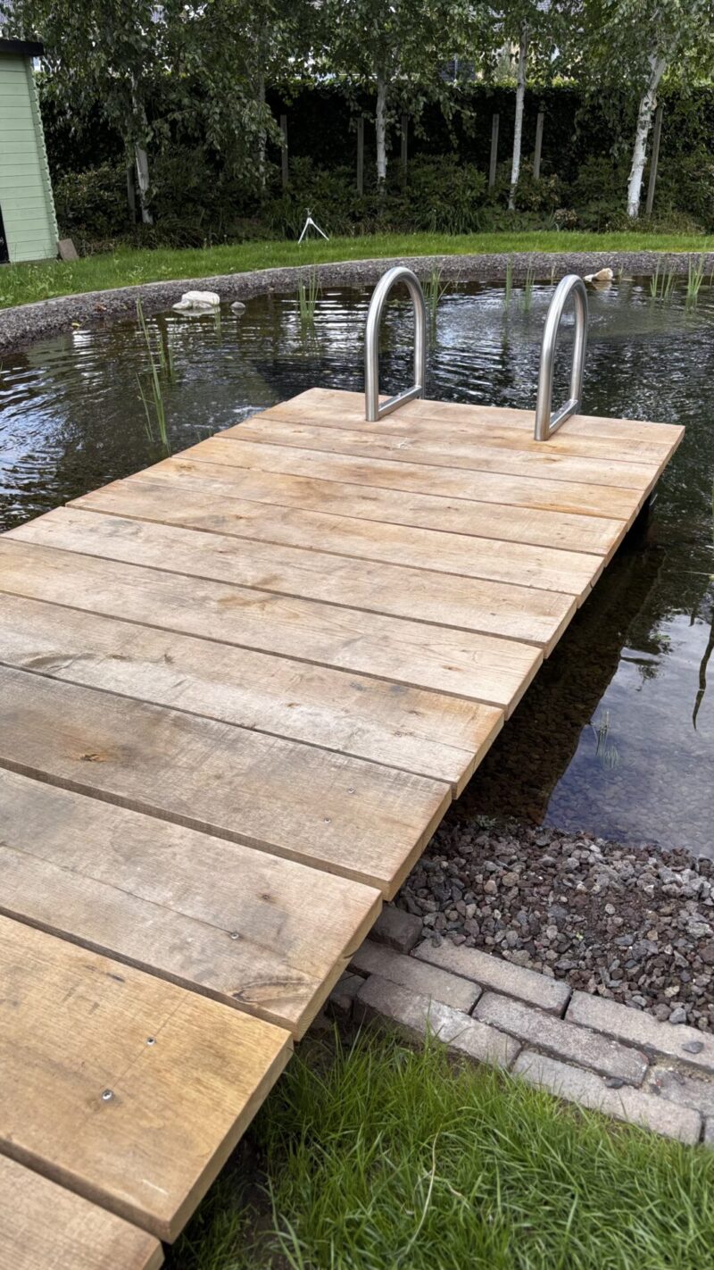 Steiger naar vijver gemaakt van kastanje paal 400 cm lang, diam. 10/12 cm en kastanje plank gezaagd 3x20x250 cm en kastanje balk rustiek bezaagd van 10x10x300 en 10x10x400 cm