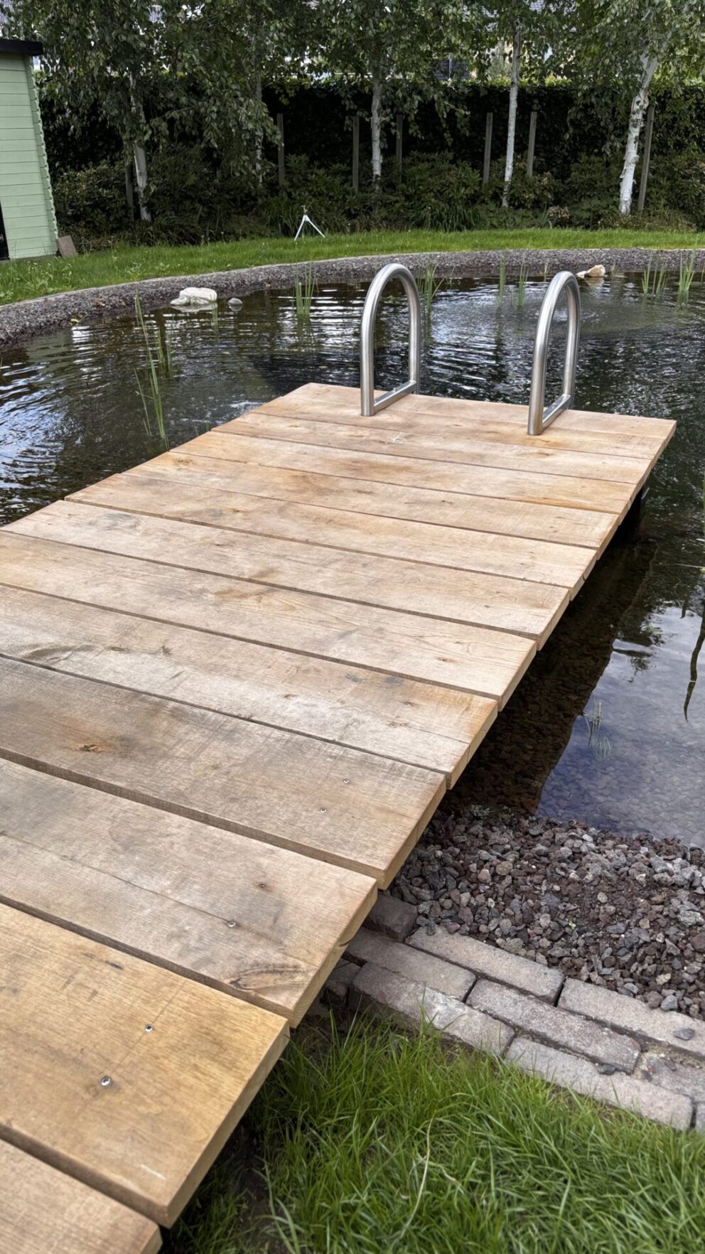 Steiger naar vijver gemaakt van kastanje paal 400 cm lang, diam. 10/12 cm en kastanje plank gezaagd 3x20x250 cm en kastanje balk rustiek bezaagd van 10x10x300 en 10x10x400 cm