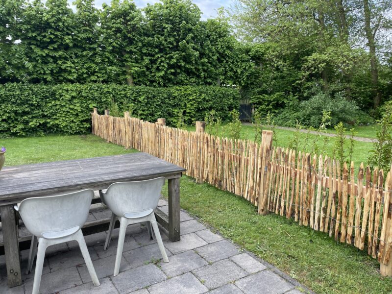 Frans schapenhek kastanje 80 hoog, latafstand 2 cm 2 x5m rol en Kastanje paal 175 cm lang, diameter 13-16 cm, gepunt