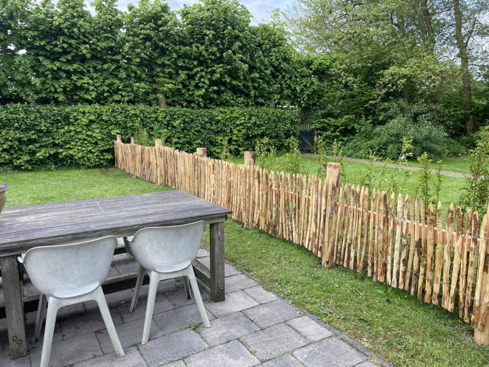 Frans schapenhek kastanje 80 hoog, latafstand 2 cm 2 x5m rol en Kastanje paal 175 cm lang, diameter 13-16 cm, gepunt