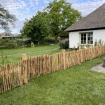 Frans schapenhek kastanje 80 hoog, latafstand 2 cm 2 x5m rol en Kastanje paal 175 cm lang, diameter 13-16 cm, gepunt