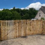 Frans schapenhek kastanje 150 cm hoog, latafstand 2 cm, 3 meter rol. Raamwerkhekpoort kastanje dubbel 200 cm breed x 150 cm hoog. Kastanje paal 200 cm lang, diameter 10-12 cm, gepunt.
