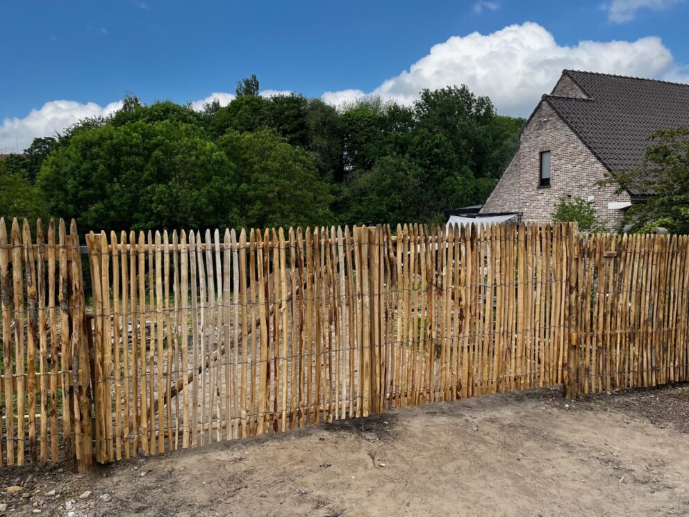 Frans schapenhek kastanje 150 cm hoog, latafstand 2 cm, 3 meter rol. Raamwerkhekpoort kastanje dubbel 200 cm breed x 150 cm hoog. Kastanje paal 200 cm lang, diameter 10-12 cm, gepunt.