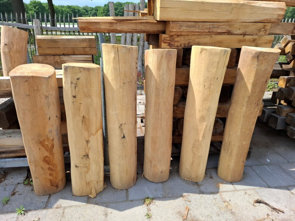 Robinia sokkel +/- 100 cm hoog, +/- 23 cm doorsnee - 6 stuks, prijs per stuk