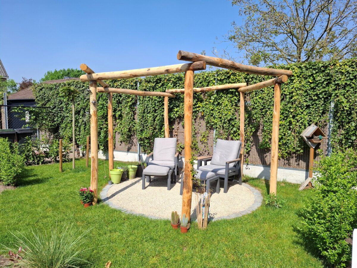 Zithoek in de tuin, met een pergola gemaakt van kastanje palen 300 cm lang, diameter 10/12 cm