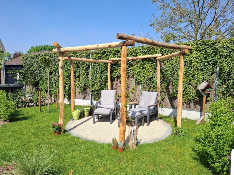 Zithoek in de tuin, met een pergola gemaakt van kastanje palen 300 cm lang, diameter 10/12 cm