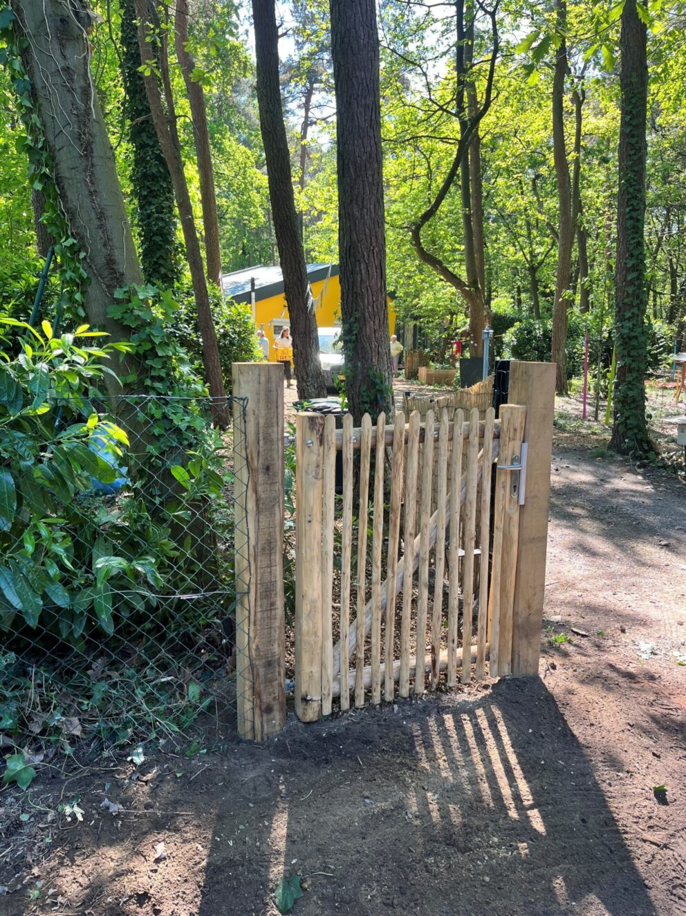 Luxe schapenhekpoort 100Bx120H (cm) met plantpaal, omringd door bomen.