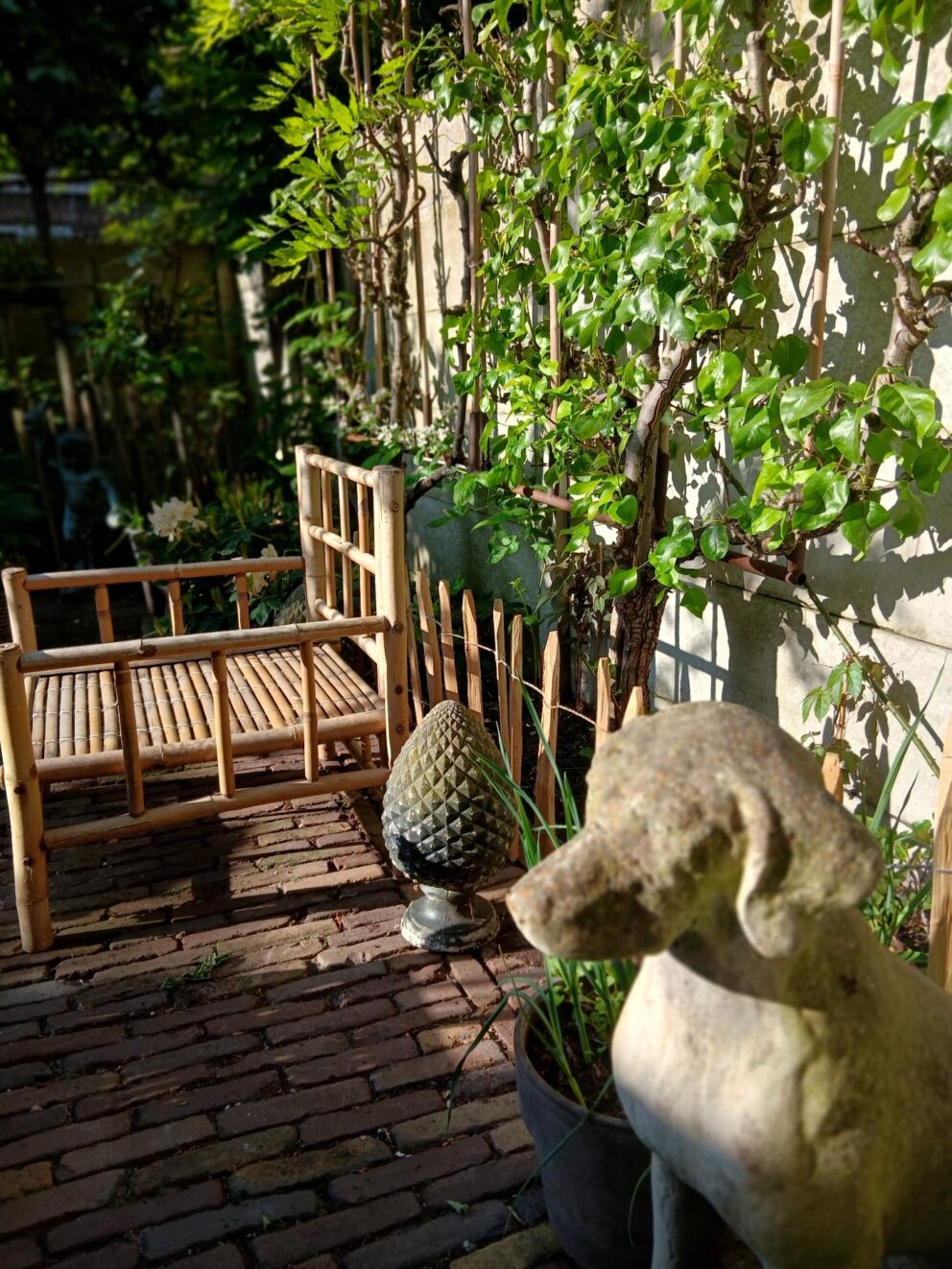 Ibiza stijl stoel met hondenbeeld en Frans schapenhek kastanje 50 cm hoog, latafstand 10 cm.