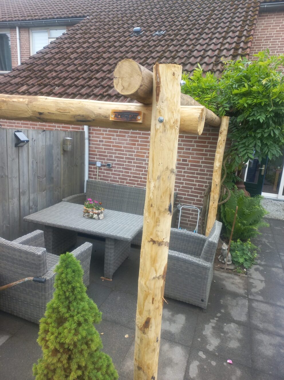 Pergola rondom de zithoek in de tuin gemaakt van kastanje paal 300 en 350 cm lang, diameter 10/12 cm