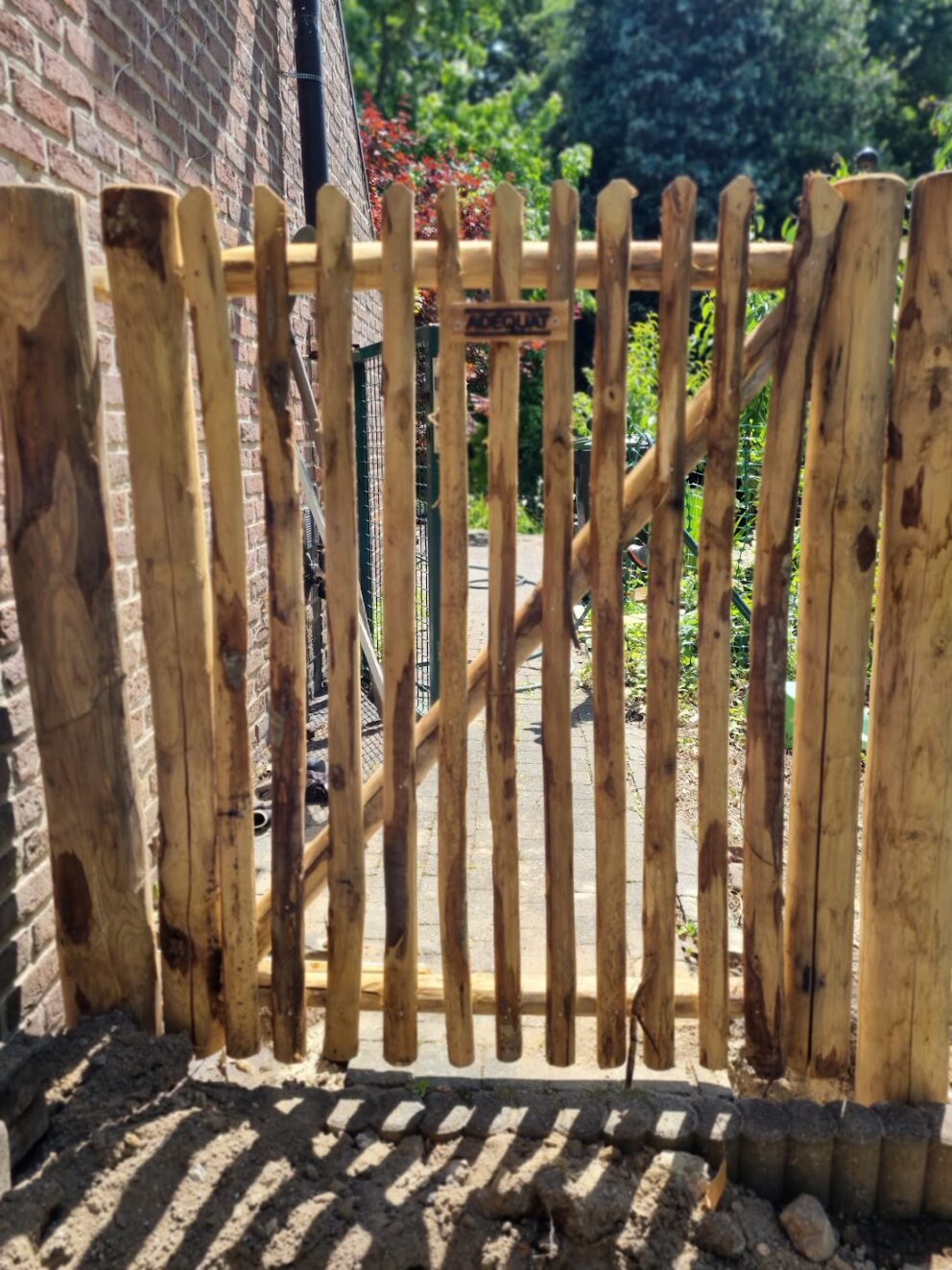 Kastanje paal 175 cm lang, diameter 10-12 centimeter, gepunt, schapenhek poort kastanje enkel 100B x 120H (cm), linksdraaiend en kastanje paal 175 centimeter lang, diameter 7-9 cm, gepunt