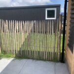 Frans schapenhek 150 cm hoog, latafstand 2 cm naast een stacaravan